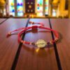 Pulsera de chaquira roja y San Benito: Fuerza, suerte y protección divina