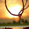 Pulsera de chaquira: San Benito, lujo y protección en rojo y dorado
