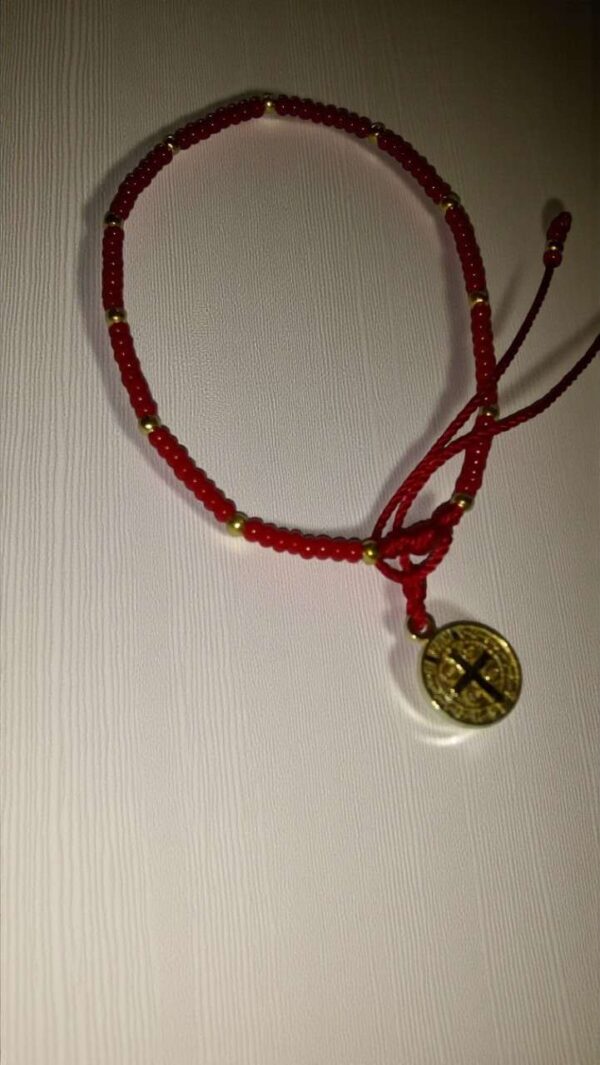 Pulsera de chaquira: San Benito, lujo y protección en rojo y dorado