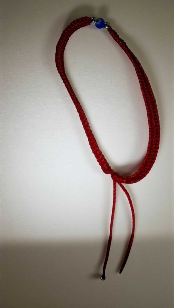 Pulsera minimalista: El poder de la sencillez (hilo rojo y ojo turco)