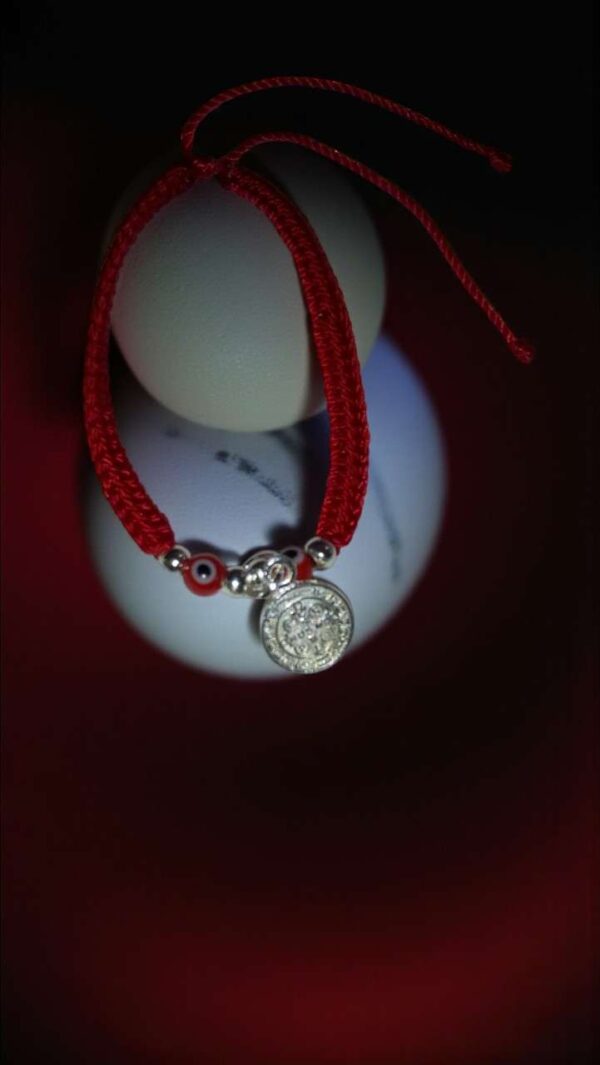 Pulsera de triple protección: San Benito, doble ojo turco y la fuerza del rojo