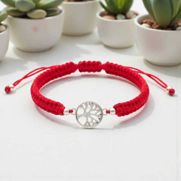 Pulsera mística: Hilo rojo y el símbolo del árbol de la vida