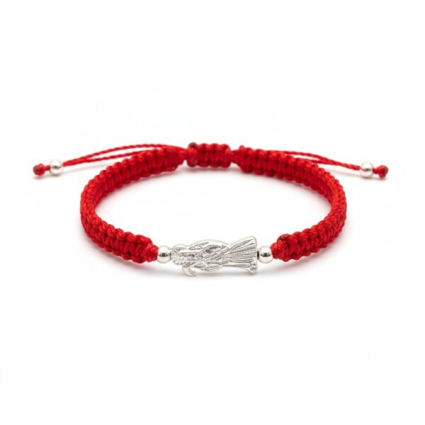 Pulsera de hilo rojo con dije de la Santa Muerte