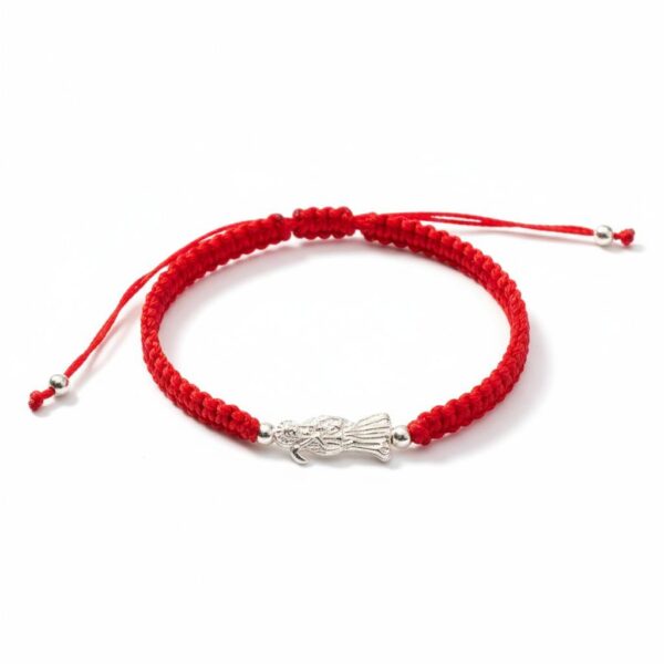 Pulsera de hilo rojo con dije de la Santa Muerte