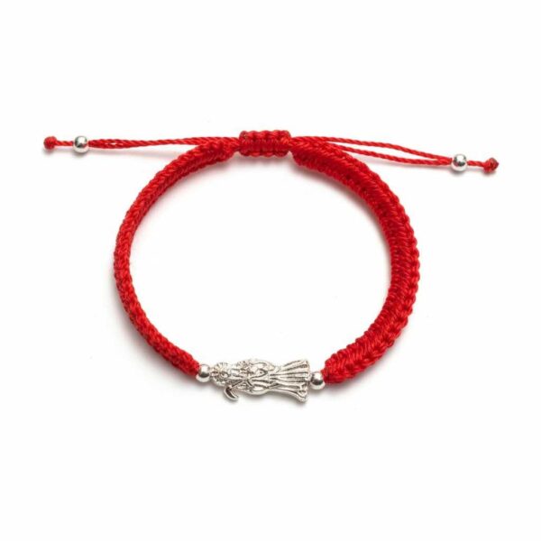 Pulsera de hilo rojo con dije de la Santa Muerte