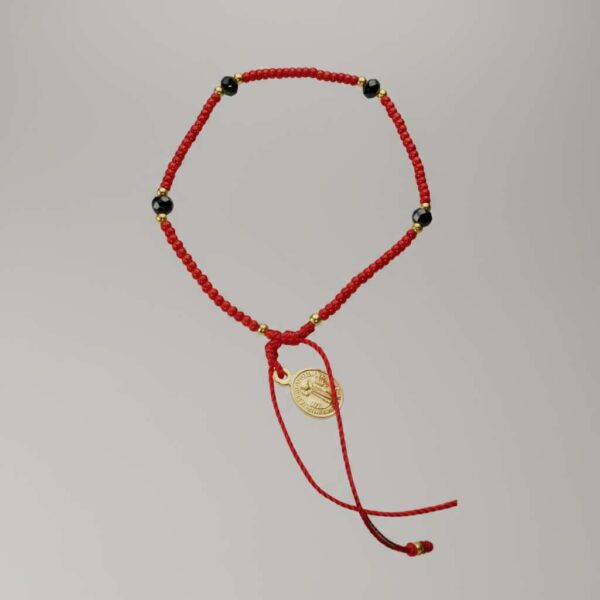 Pulsera de chaquira y San Benito: Fuerza, protección y elegancia con brillo