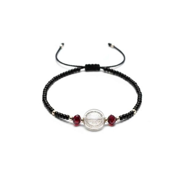 Pulsera de chaquira negra y San Benito: Poder, elegancia y blindaje absoluto