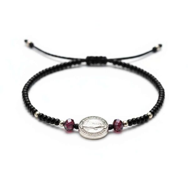 Pulsera de chaquira negra y San Benito: Poder, elegancia y blindaje absoluto