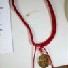 Pulsera de hilo rojo con San Benito y ojo turco (diseño centrado)