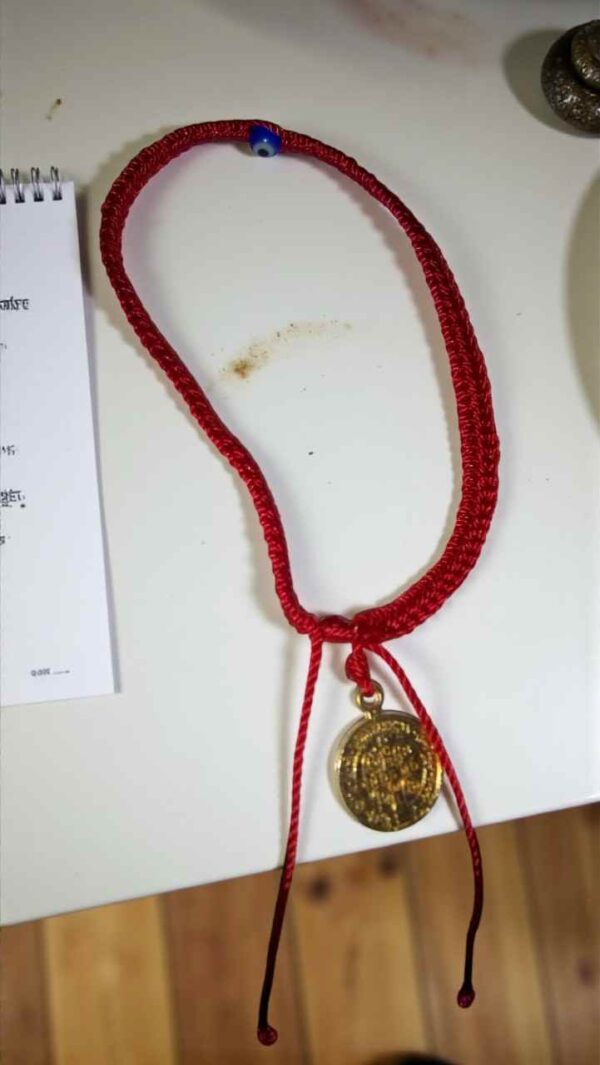 Pulsera de hilo rojo con San Benito y ojo turco (diseño centrado)