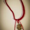 Pulsera de hilo rojo con San Benito y ojo turco (diseño centrado)