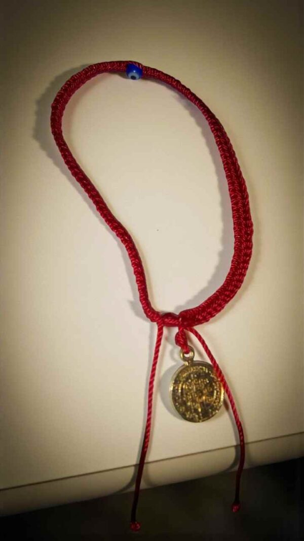 Pulsera de hilo rojo con San Benito y ojo turco (diseño centrado)