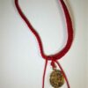 Pulsera de hilo rojo con San Benito y ojo turco (diseño centrado)