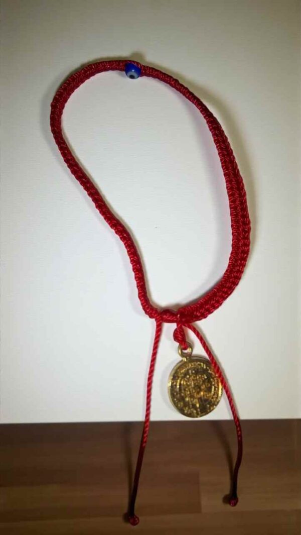 Pulsera de hilo rojo con San Benito y ojo turco (diseño centrado)