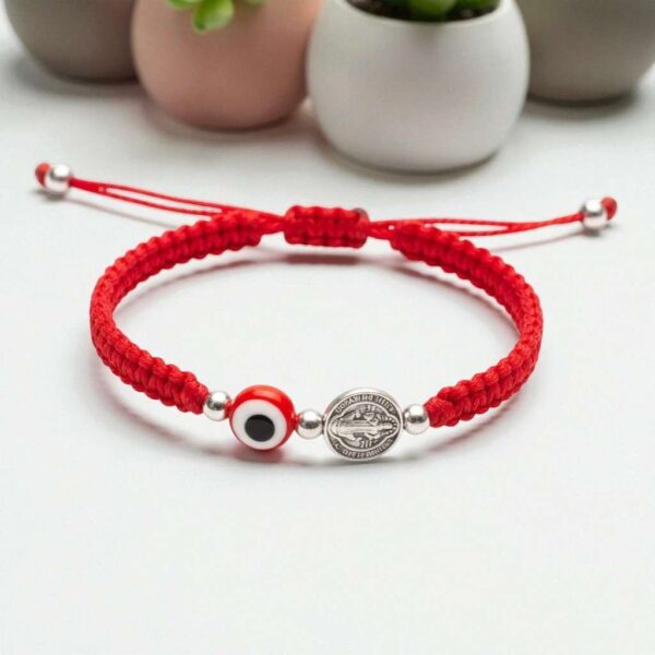 Pulsera de doble protección: San Benito, ojo turco y la energía del rojo
